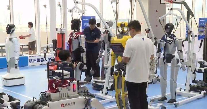 从“背答案”到“会解题”，国内首个机器人学校开学了